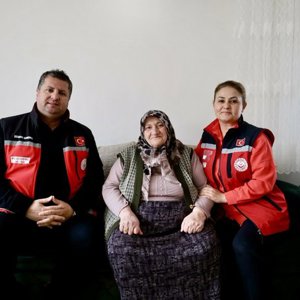 Kahraman Şehidimiz Polis Memuru Rahmi Sarıgül’ün Bizlere Emaneti Olan Kıymetli Annesi Fatma Sarıgül’ü Ziyaret Edip, Ellerinden Öptük. - fotoğraf 1