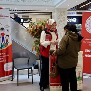 Koruyucu Aile Modeli Tanıtımlarımız Devam Ediyor  Bu Çerçevede Er Merkez AVM’de Koruyucu Aile Hizmet Modelinin Tanıtımı Yapılarak, Halkımıza Bilgilendirme Yapıldı. - fotoğraf 2