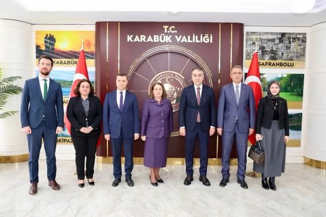 Aile Ve Sosyal Hizmetler Bakan Yardımcımız Sayın Sevim Sayım Madak Valimiz Sayın Oktay Çağatayı Makamında Ziyaret Etti