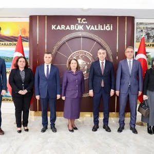 Aile Ve Sosyal Hizmetler Bakan Yardımcımız Sayın Sevim Sayım Madak Valimiz Sayın Oktay Çağatayı Makamında Ziyaret Etti - fotoğraf 1