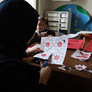 Erzincan Aile ve Sosyal Hizmetler İl Müdürlüğü Olarak, Çocuk Hakları Komitesi Üyesi Yavrularımızın Milli Birlik ve Beraberlik Duygusunu Güçlendirmek Amacıyla Bayrak Yapma Etkinliği Gerçekleştirdik. - fotoğraf 3