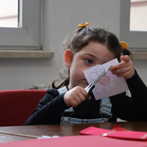 Erzincan Aile ve Sosyal Hizmetler İl Müdürlüğü Olarak, Çocuk Hakları Komitesi Üyesi Yavrularımızın Milli Birlik ve Beraberlik Duygusunu Güçlendirmek Amacıyla Bayrak Yapma Etkinliği Gerçekleştirdik. - fotoğraf 2
