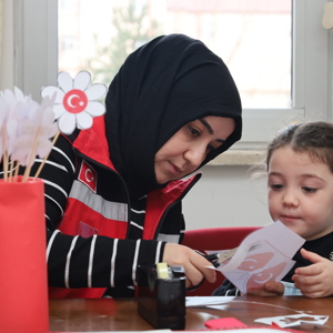 Erzincan Aile ve Sosyal Hizmetler İl Müdürlüğü Olarak, Çocuk Hakları Komitesi Üyesi Yavrularımızın Milli Birlik ve Beraberlik Duygusunu Güçlendirmek Amacıyla Bayrak Yapma Etkinliği Gerçekleştirdik. - fotoğraf 5