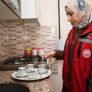 “Kahve Bahane” Diyerek Çalışma Arkadaşlarımızla Birlikte, 76 Yaşındaki Kumru Subaşı Teyzemizi Evinde Ziyaret Ederek Pamuk Ellerini Öptük. - fotoğraf 3