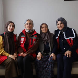 “Kahve Bahane” Diyerek Çalışma Arkadaşlarımızla Birlikte, 76 Yaşındaki Kumru Subaşı Teyzemizi Evinde Ziyaret Ederek Pamuk Ellerini Öptük. - fotoğraf 1