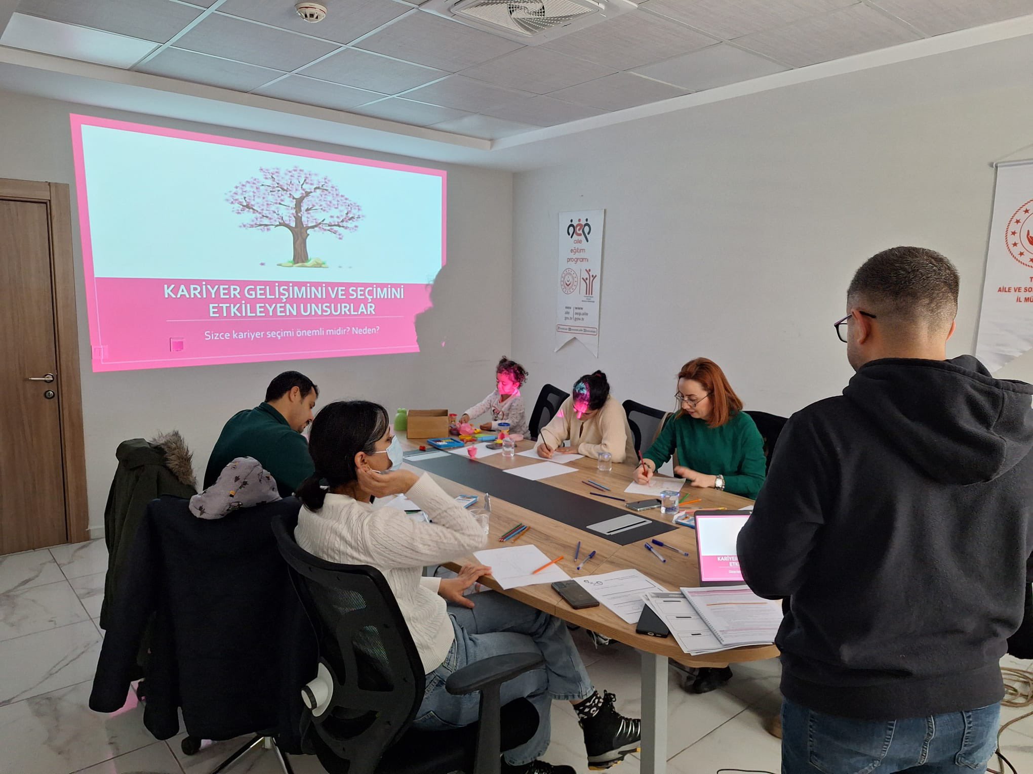 Ailelerimizi güçlendirmek için çıktığımız 9 haftalık yolculuğu bugün başarıyla tamamladık! 