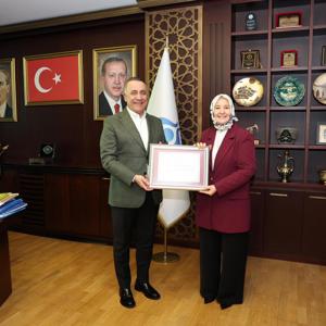 Bakan Yardımcımız Sayın Leman YENİGÜN, Sultangazi Belediye Başkanı Sayın Abdurrahman DURSUN’a Sayın Bakanımız Mahinur ÖZDEMİR GÖKTAŞ’ın Teşekkür Belgesini Takdim Etti - fotoğraf 1