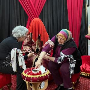 Edirne Huzurevi’nde Genc Ciftlere Özel Temsili Kına Gecesi Düzenlendi. - fotoğraf 10