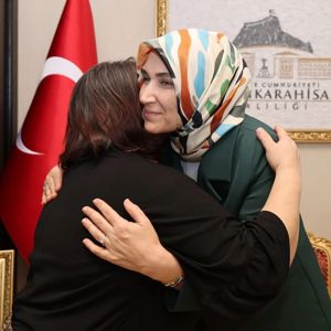 Türkiye’nin ilk Geçici Koruyucu Ailesi Olan ve İlimizde Yaşayan Asuman ve Serdar Akman çifti, Sayın Valimiz Kübra Güran Yiğitbaşı’na Ziyaret - fotoğraf 2