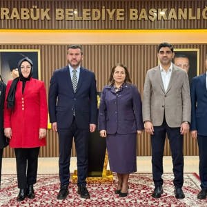 Sayın Sevim Sayım Madak Karabük Belediye Başkanımız Sayın Özkan Çetinkayayı Makamında Ziyaret Etti - fotoğraf 1