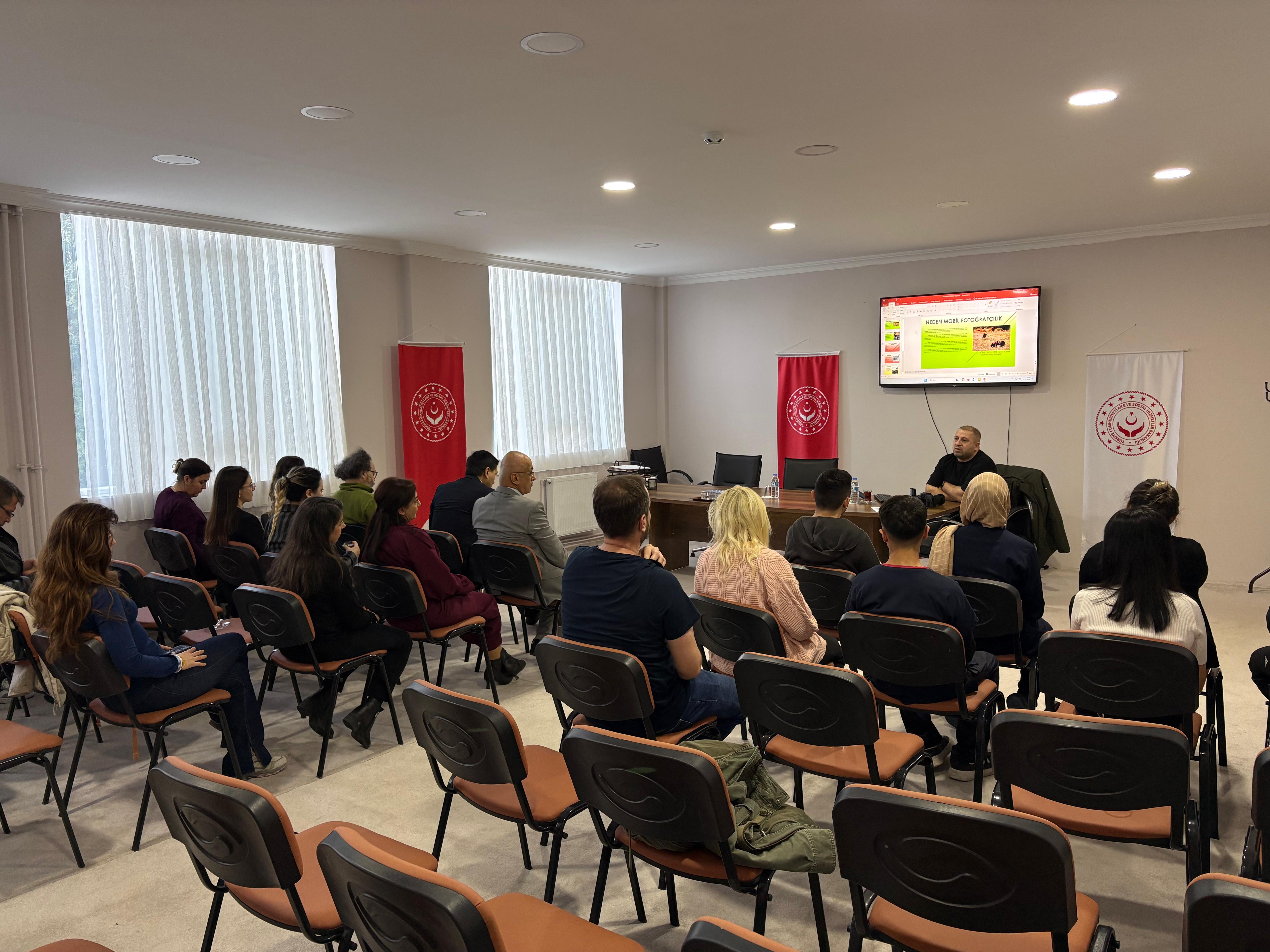 Edirne Aile ve Sosyal Hizmetler İl Müdürlüğünde Çalışan Personele Basın ve Sosyal Medya İçerikleri İle İlgili Hizmet İçi Eğitim Düzenlendi.