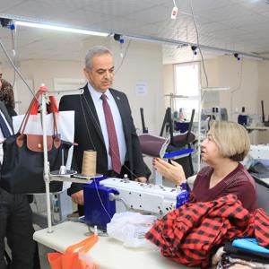 MODÜLER AİLE EĞİTİM PROGRAMINDA SERTİFİKA ALMAYA HAK KAZANAN KURSİYERLERE SERTİFİKALARI VERİLD - fotoğraf 2