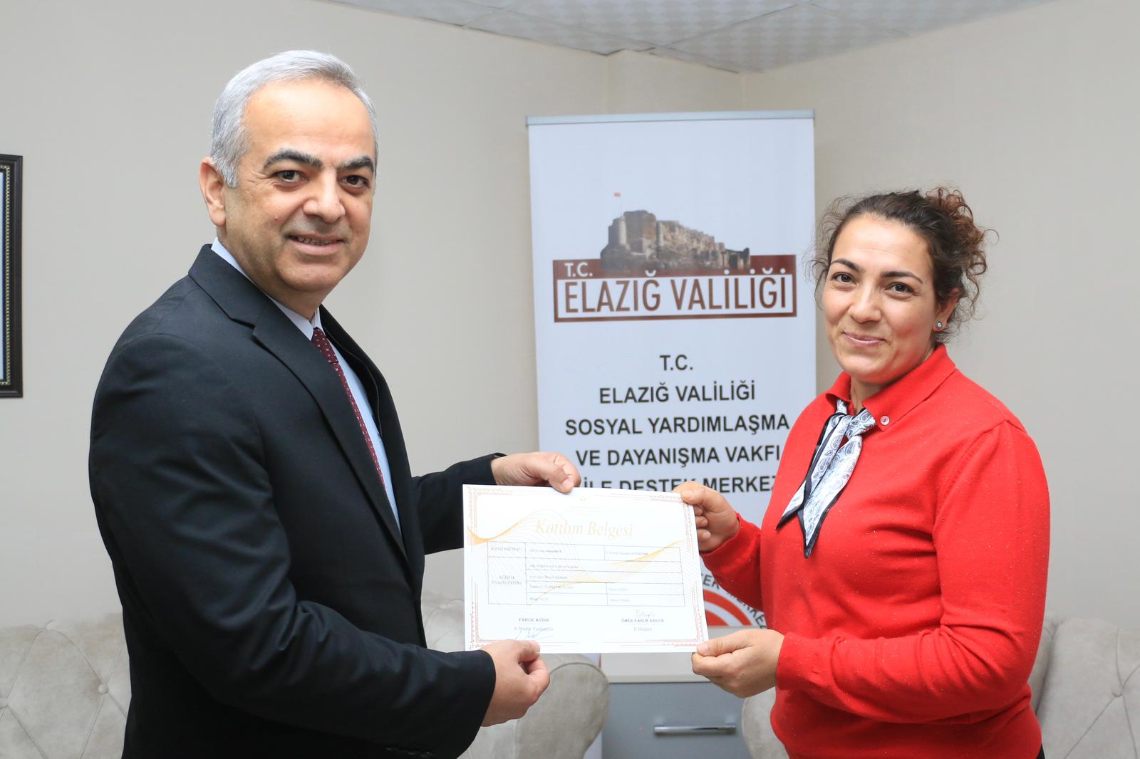 MODÜLER AİLE EĞİTİM PROGRAMINDA SERTİFİKA ALMAYA HAK KAZANAN KURSİYERLERE SERTİFİKALARI VERİLD