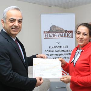 MODÜLER AİLE EĞİTİM PROGRAMINDA SERTİFİKA ALMAYA HAK KAZANAN KURSİYERLERE SERTİFİKALARI VERİLD - fotoğraf 1