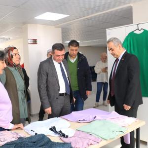 MODÜLER AİLE EĞİTİM PROGRAMINDA SERTİFİKA ALMAYA HAK KAZANAN KURSİYERLERE SERTİFİKALARI VERİLD - fotoğraf 5