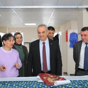 MODÜLER AİLE EĞİTİM PROGRAMINDA SERTİFİKA ALMAYA HAK KAZANAN KURSİYERLERE SERTİFİKALARI VERİLD - fotoğraf 6