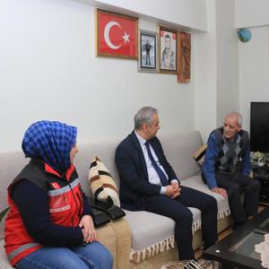 İL MÜDÜRÜMÜZ AZİZ ŞEHİDİMİZ MUAMMER FARUK SALGAR'IN KIYMETLİ BABASINI EVİNDE ZİYARET ETTİ - fotoğraf 4