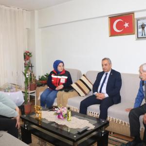 İL MÜDÜRÜMÜZ AZİZ ŞEHİDİMİZ MUAMMER FARUK SALGAR'IN KIYMETLİ BABASINI EVİNDE ZİYARET ETTİ - fotoğraf 3