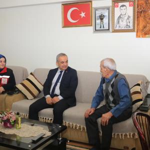 İL MÜDÜRÜMÜZ AZİZ ŞEHİDİMİZ MUAMMER FARUK SALGAR'IN KIYMETLİ BABASINI EVİNDE ZİYARET ETTİ - fotoğraf 2