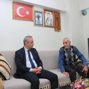 İL MÜDÜRÜMÜZ AZİZ ŞEHİDİMİZ MUAMMER FARUK SALGAR'IN KIYMETLİ BABASINI EVİNDE ZİYARET ETTİ - fotoğraf 1