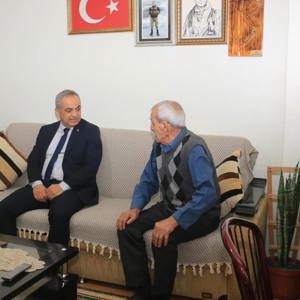 İL MÜDÜRÜMÜZ AZİZ ŞEHİDİMİZ MUAMMER FARUK SALGAR'IN KIYMETLİ BABASINI EVİNDE ZİYARET ETTİ - fotoğraf 5