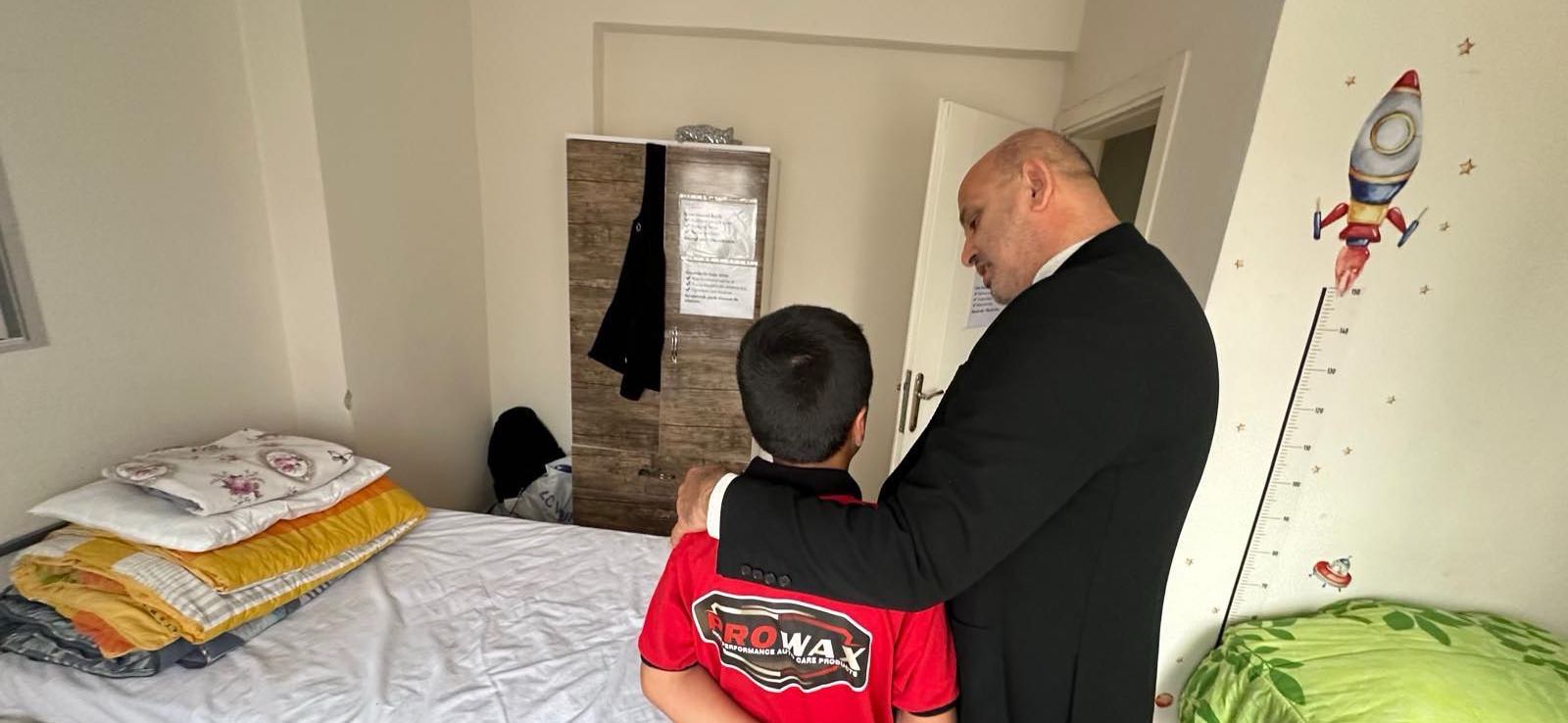 İl Müdürümüz Yakup KÜTÜK, çocukların güvenli, sevgi dolu ve sağlıklı bir aile ortamında büyümelerini sağlamak amacıyla hizmet sunan İlk Kabul Menteşe Çocuk Evleri Sitesi Müdürlüğü’ne bağlı 13–18 yaş Erkek İlk Kabul Birimi’ni ziyaret etti.