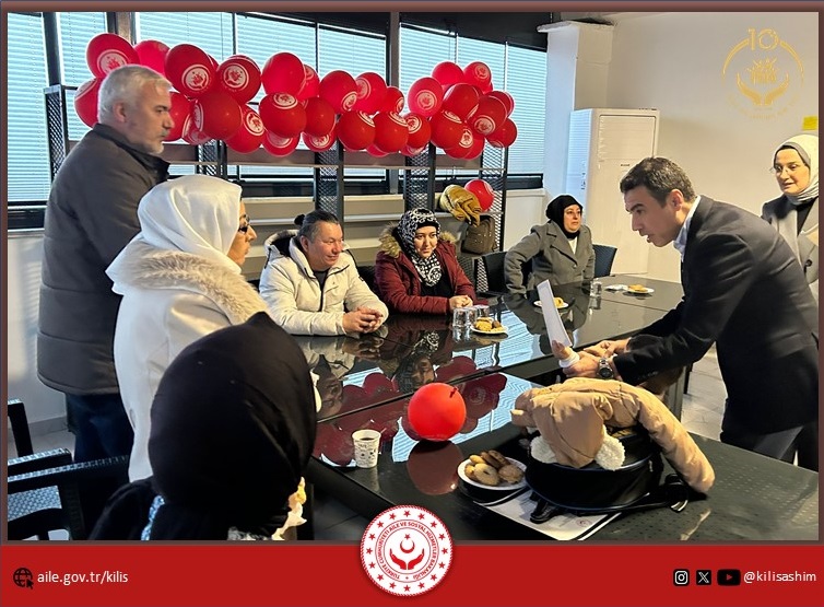 İl Müdürlüğümüze bağlı hizmet vermekte olan Koruyucu Aile Birimi tarafından 11 koruyucu ailemize Koruyucu Aile Temel 1. Kademe Eğitimi verilmiş, eğitim sonunda İl Müdürümüz Sayın Müslüm Ferdi BOZKURT ailelerimize katılım sertifikalarını takdim etmiştir.