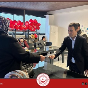 İl Müdürlüğümüze bağlı hizmet vermekte olan Koruyucu Aile Birimi tarafından 11 koruyucu ailemize Koruyucu Aile Temel 1. Kademe Eğitimi verilmiş, eğitim sonunda İl Müdürümüz Sayın Müslüm Ferdi BOZKURT ailelerimize katılım sertifikalarını takdim etmiştir. - fotoğraf 6