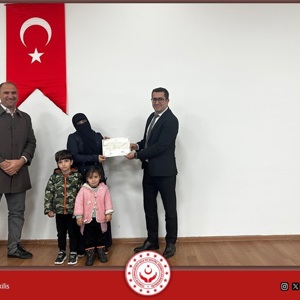 Müdürlüğümüz eğiticisi tarafından yürütülen 10 haftalık Modüler Aile Eğitim Programı başarıyla tamamlandı. Program sonunda düzenlenen sertifika töreninde, katılımcılarımıza belgeleri Sosyal Hizmet Merkezi Müdürümüz  Sayın Abuzer BÜYÜKCOŞKUN tarafından takdim edildi. Süreç boyunca gösterdikleri ilgi, gayret ve samimi paylaşımları için tüm ailelerimize teşekkür ederiz - fotoğraf 3