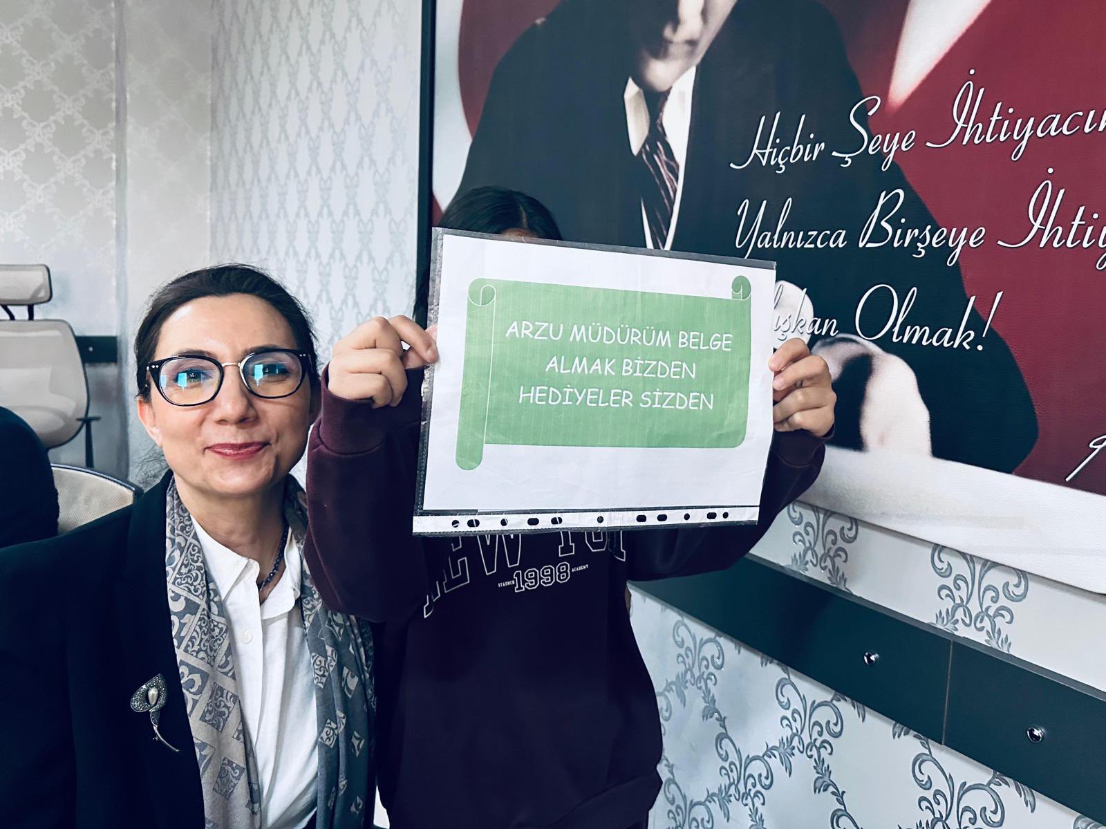 İl Müdürümüz Sayın Arzu Çıngır, Başarılı Çocuklarımızla Bir Araya Gelerek Hediyelerini Takdim Etti