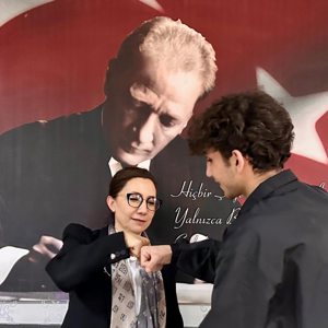 İl Müdürümüz Sayın Arzu Çıngır, Başarılı Çocuklarımızla Bir Araya Gelerek Hediyelerini Takdim Etti - fotoğraf 2