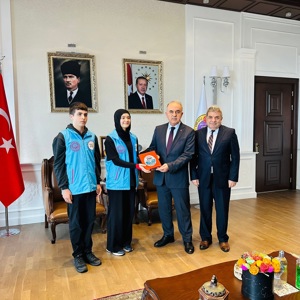 Türkiye Çocuk Hakları Komiteleri Çocuk Danışma Kurulu kapsamında ilimizi temsil eden çocuklarımız Valimiz Sayın Muammer EROL’u makamında   ziyaret etti. - fotoğraf 1