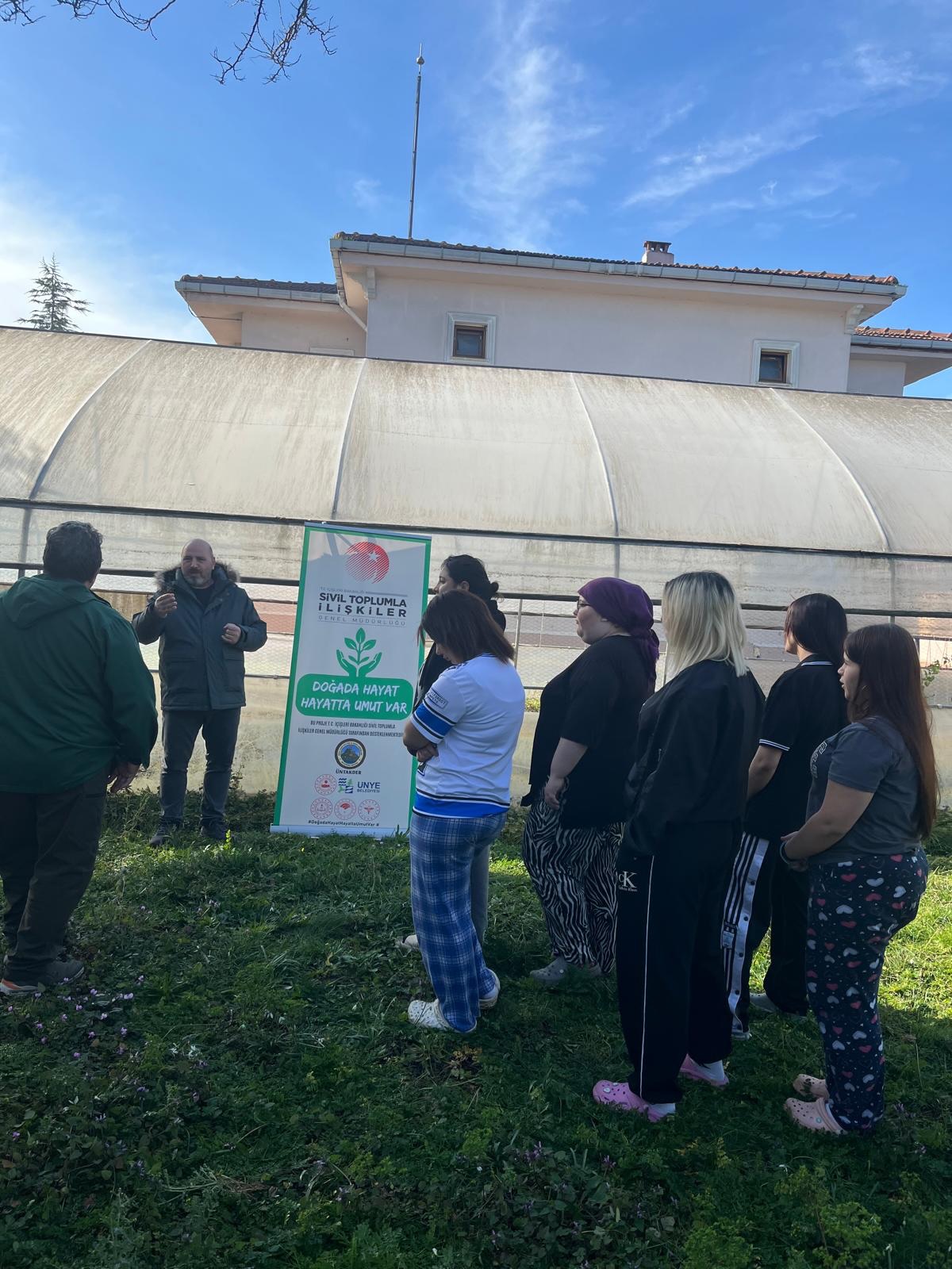 Toprağa dokunan küçük eller, geleceğe umut ekti
