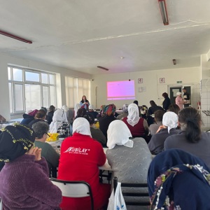 Poyraz Poyraz Fındık Fabrikası çalışanlarına yönelik olarak, Aile Eğitim Programı kapsamında “Aile İçi İletişim ve Çocuk Yetiştirme Tutumları” konulu eğitim programı gerçekleştirildi. - fotoğraf 2