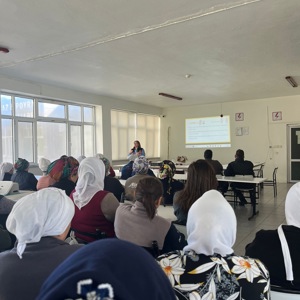 Poyraz Poyraz Fındık Fabrikası çalışanlarına yönelik olarak, Aile Eğitim Programı kapsamında “Aile İçi İletişim ve Çocuk Yetiştirme Tutumları” konulu eğitim programı gerçekleştirildi. - fotoğraf 3