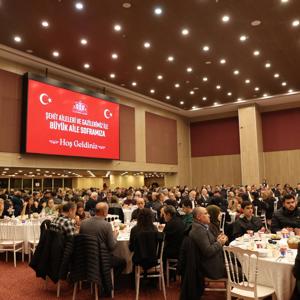 İstanbul Valimiz Sn. Davut GÜL’ün Ev Sahipliğinde Kurulan “Büyük Aile Sofrası”nda Kıymetli Şehit Yakınları ve Kahraman Gazilerimizle Bir Araya Geldik - fotoğraf 8