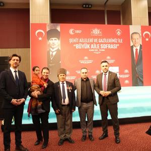 İstanbul Valimiz Sn. Davut GÜL’ün Ev Sahipliğinde Kurulan “Büyük Aile Sofrası”nda Kıymetli Şehit Yakınları ve Kahraman Gazilerimizle Bir Araya Geldik - fotoğraf 6