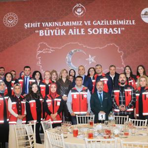 BÜYÜK AİLE SOFRALARI PROJESİ KAPSAMINDA ŞEHİT YAKINLARI VE GAZİLERİMİZLE İLK İFTAR YAPILDI - fotoğraf 1