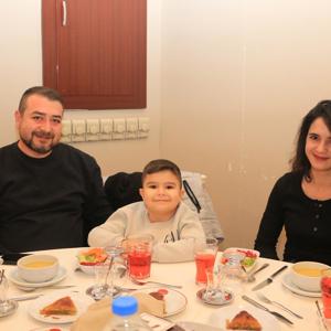 BÜYÜK AİLE SOFRALARI PROJESİ KAPSAMINDA ŞEHİT YAKINLARI VE GAZİLERİMİZLE İLK İFTAR YAPILDI - fotoğraf 11
