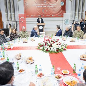 “Büyük Aile Sofrası” temalı iftar programında; kıymetli şehit ailelerimiz, değerli gazilerimiz ve aileleriyle Ramazan ayının ilk iftarını birlikte açtık. - fotoğraf 1