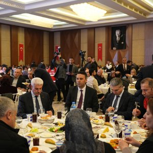 İlk İftar, Aziz Şehit Ailelerimiz ve Kahraman Gazilerimizle Aynı Sofrada Paylaşıldı - fotoğraf 2