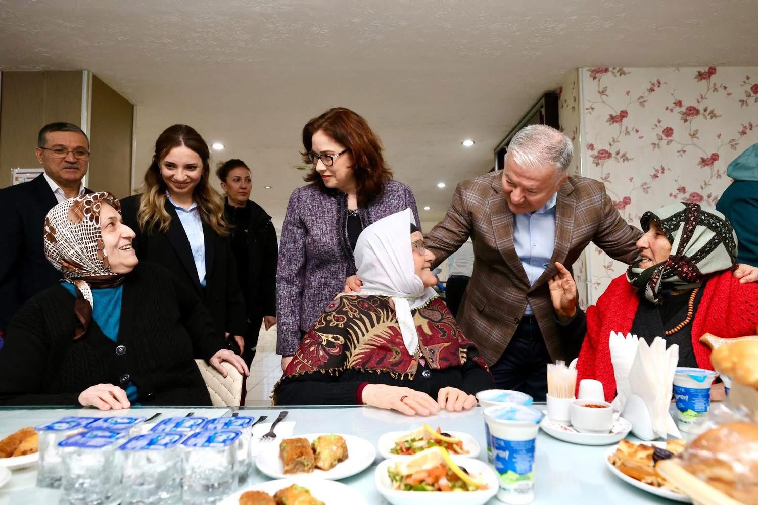 A. Kadir Üçyıldız Huzurevi'nde İftar... - fotoğraf 1