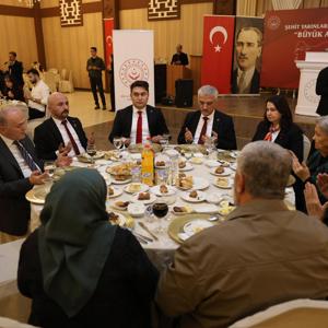 Şehit Yakınları ve Gazilerimizle “Büyük Aile Sofrası” İftar Programı Düzenlendi. - fotoğraf 10