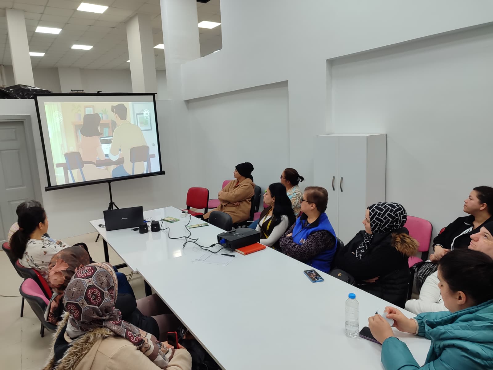 Lüleburgaz Sosyal Dayanışma Merkezi kursiyerlerine yönelik “Aile ve İnternet” konulu eğitim programı gerçekleştirildi.