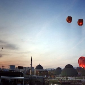 Elazığ'da kadına yönelik şiddete dikkat çekmek için turuncu renkte 'Dilek Feneri' uçuruldu. - fotoğraf 1