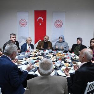 Valimiz Sayın İsmail USTAOĞLU, "Gönül Sofraları" İftar Programında Huzurevi Sakinlerimizle Buluştu - fotoğraf 6
