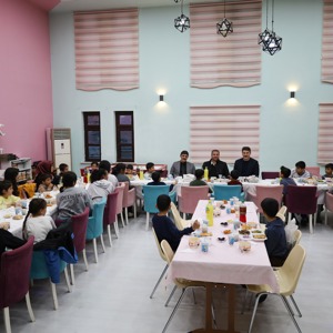 İl Müdürümüz Sayın Serdar Demirci Çocuk Evleri Sitesi Müdürlüğünde Kalan Kıymetli Yavrularımızla Birlikte Aynı Sofrada İftar Açtı. - fotoğraf 1