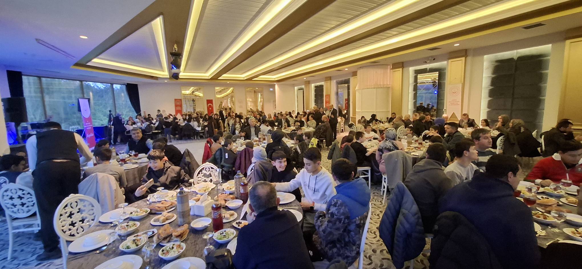İl Müdürlüğümüze bağlı yatılı kuruluşlarda koruma ve bakım altında bulunan çocuklarımız ile engelli bireylerimize yönelik olarak, hayırsever Mehmet Bey tarafından Altın Kaya Arena Düğün Salonu’nda iftar programı düzenlenmiştir.