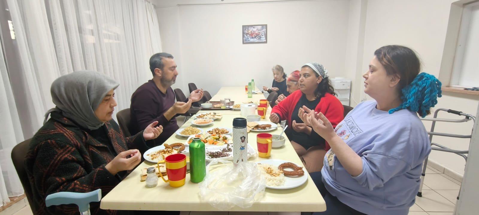 Özel Gereksinimli Bireylerimize Kendi Bölümlerinde İftar Programı