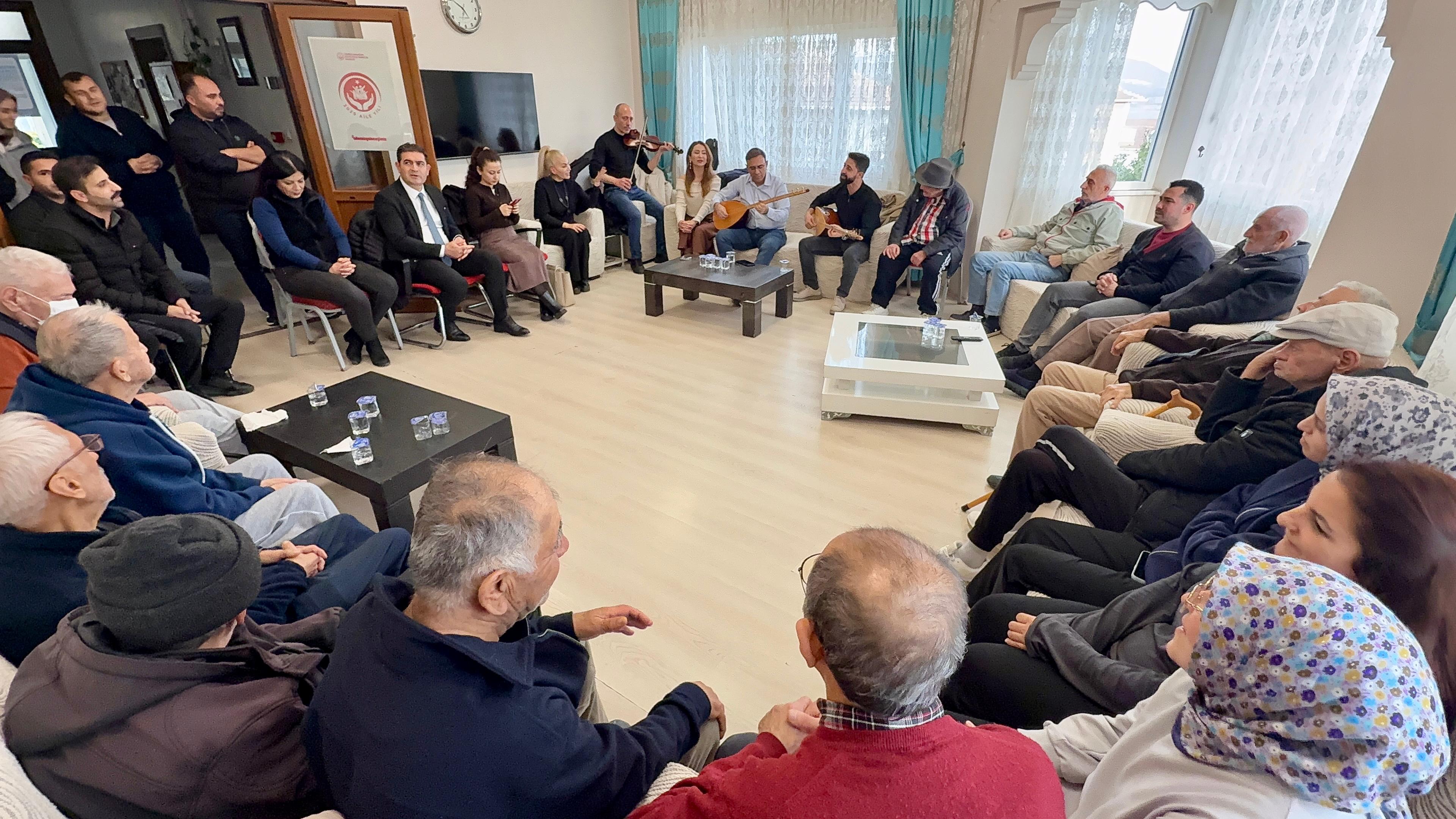 Dilovası İlçesi Türk Halk Müziği Korosu’ndan Tavşancıl Huzurevi’ne Anlamlı Ziyaret